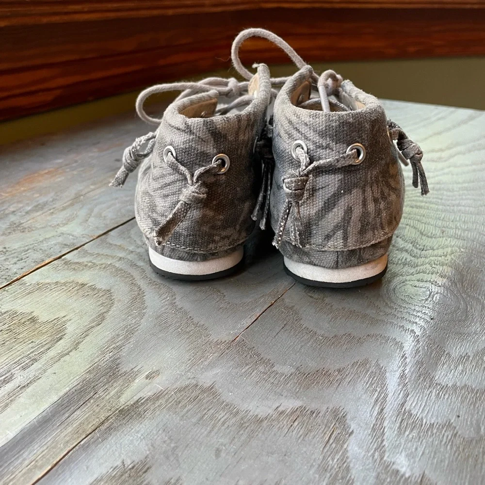 Akid gray camo moccasin shoes | size 10